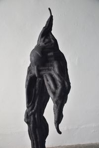 Skulptur schwarzer Kadaver aus der Bildhauerwerkstatt in Leipzig