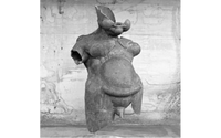 Steinskulptur des weiblichen Körpers in einer Ausstellung in Leipzig